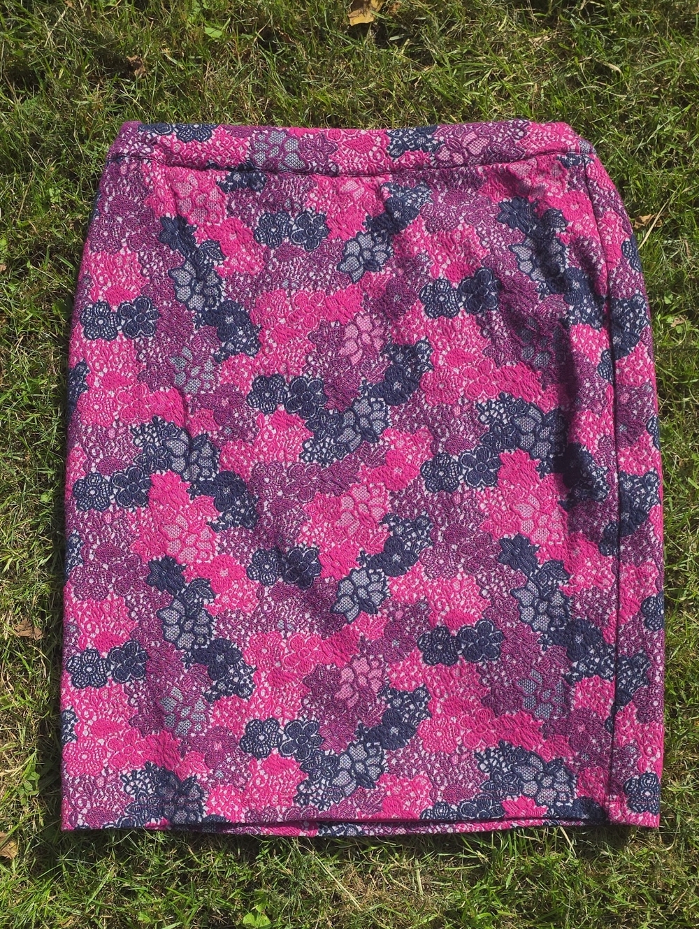 41 Hawthorn Pink and Navy Floral Lace-Print Pull-on Pencil Skirt, Size Medium